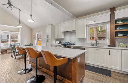 Drumheller House | Dino's Last Post | Sleeps 8 | Private Backyard! |