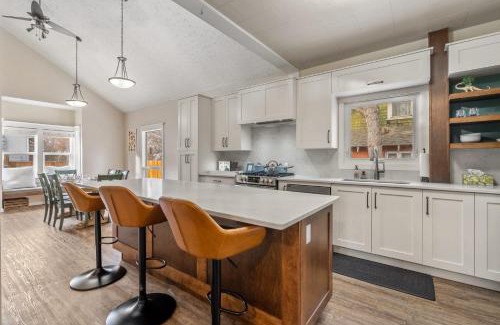 Drumheller House | Dinos Last Post - Family Friendly 4 Bedrooms