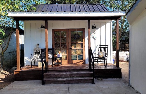 Glen Rose Cottage | Dinosaur Crossing Guesthouse With Loft