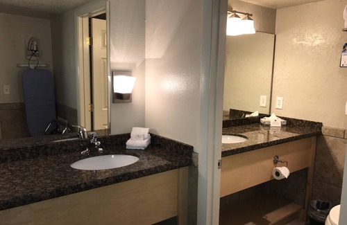 Vernal Hotel | Dinosaur Inn & Suites