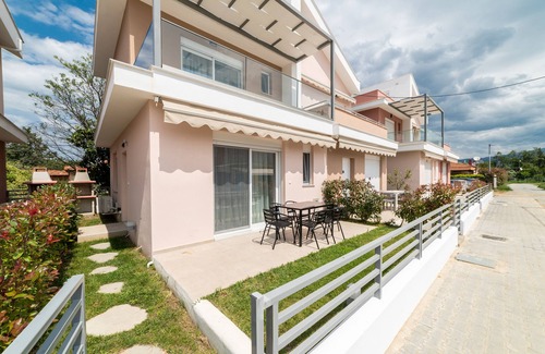 Ofrinion Villa | Dionysos- Two-Bedroom Duplex with Garden