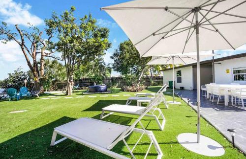 Miami Gardens Villa | Dior Lake Front Villa With Infinity Pool & Hot Tub