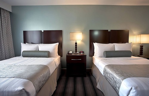 Downtown Chicago Hotel | Dip into Heated Pool & Relax in 2 Modern Rooms | Walk to Chicago Riverwalk