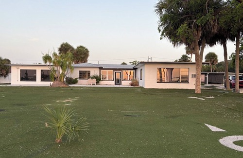 Fort Pierce Apartment | Direct Bay View Charming studio with WiFi in fabulous Fort Pierce sleeps 3