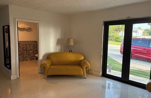 Fort Pierce Apartment | Direct Bay View Charming studio with WiFi in fabulous Fort Pierce sleeps 3