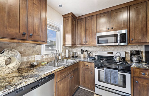 Laguna Beach Condo | Direct Beach access/Ocean View Performing Arts Haven