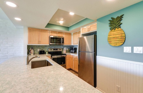 Port Aransas Condo | Direct Beach Access: Sunny Port Aransas Condo