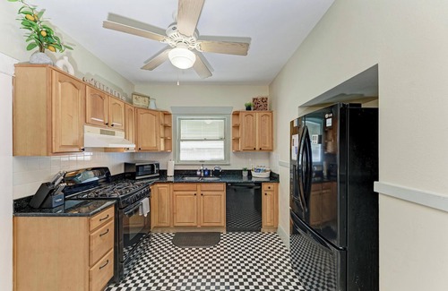 Independence Square House | DIRECT BEACHFRONT-6 Bedroom/5 Bathroom Property W/2 full living units-SLEEPS 16