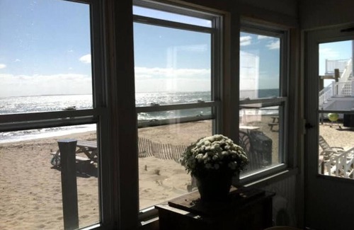 New England Cottage | Direct LI sound waterfront cottage, one level living in Hawks Nest Beach