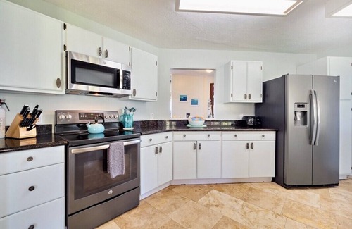 Keaau House | โ๏ธ๐ Direct Ocean front ~The Views! Pool, AC all rooms- spacious! Wow!