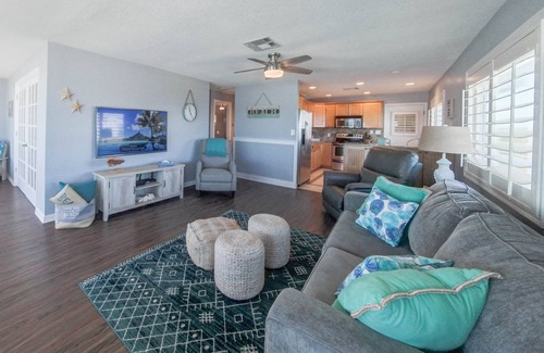 Painters Hill House | Direct Oceanfront~Deck~King Bed~Beach