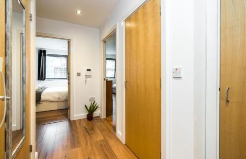 East Acton Apartment | Direct Tube Links to Central London , Walk to Station one bedroom flat in Greater London, ID required