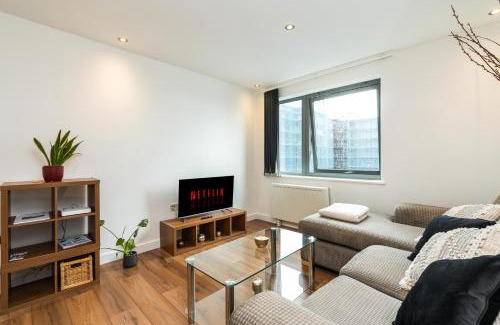 East Acton Apartment | Direct Tube Links to Central London , Walk to Station one bedroom flat in Greater London, ID required