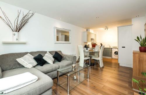 East Acton Apartment | Direct Tube Links to Central London , Walk to Station one bedroom flat in Greater London, ID required