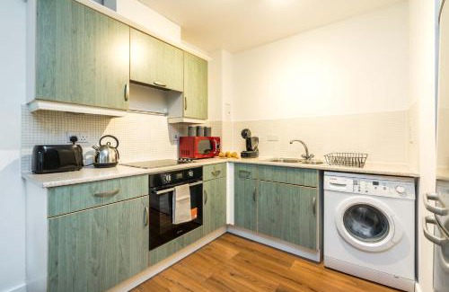 East Acton Apartment | Direct Tube Links to Central London , Walk to Station one bedroom flat in Greater London, ID required