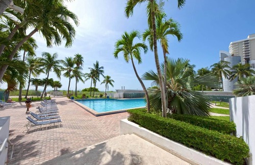 Mid Beach Condo | Directly on the Beach – Pool & Ocean View