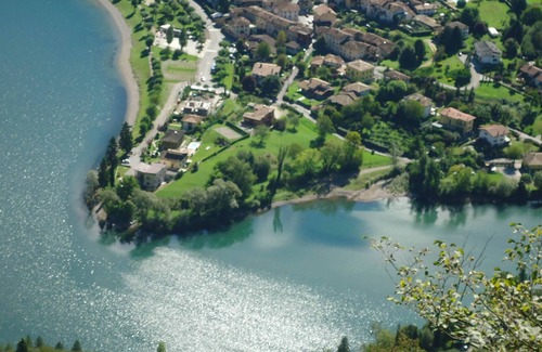 Idro Apartment | DIRECTLY ON THE BEACH/LAKE, up to 4 people, pool, garden and fantastic views