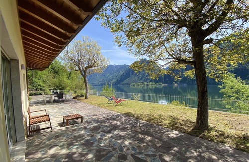 Idro House | Directly on the lake with garden
