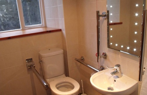 Llandderfel House | disabled friendly ground floor room in traditional old welsh farmhouse