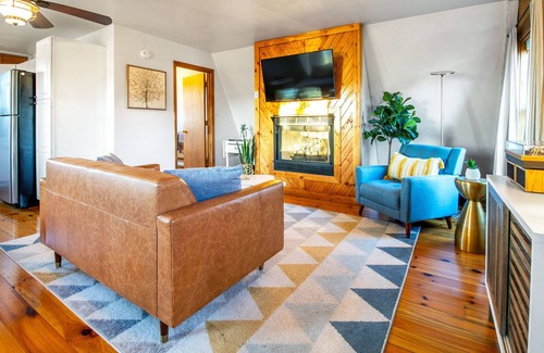 Stanley House | Discount avail! Couples retreat in Shenandoah, grill, firepit, 2 apts.