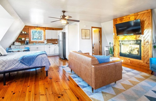 Stanley House | Discount avail! Couples retreat in Shenandoah, grill, firepit, 2 apts.