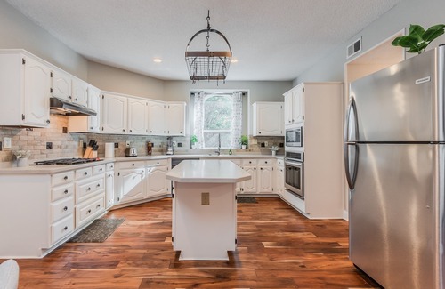 Allen House | Discount Included! Stunning, Modern, Spacious Getaway Fits Any Group, 2 Game Rooms, Hot Tub 5 Bedroom Home by Redawning