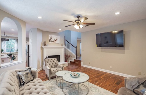 Allen House | Discount Included! Stunning, Modern, Spacious Getaway Fits Any Group, 2 Game Rooms, Hot Tub 5 Bedroom Home by Redawning