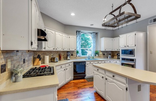 Allen House | Discount Included! Stunning, Modern, Spacious Getaway Fits Any Group, 2 Game Rooms, Hot Tub 5 Bedroom Home by Redawning