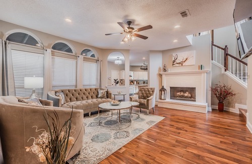 Allen House | Discount Included! Stunning, Modern, Spacious Getaway Fits Any Group, 2 Game Rooms, Hot Tub 5 Bedroom Home by Redawning