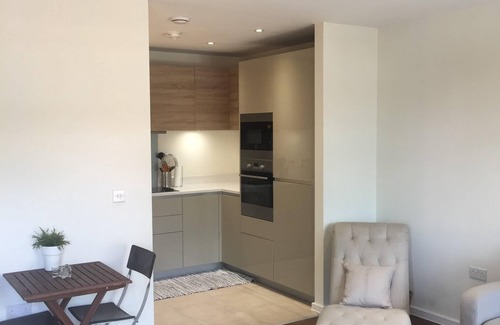 South Acton Apartment | DISCOUNT - Large, modern 1 Bedroom Flat w/Balcony close to transport