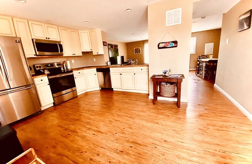 Southend Condo | Discount! Last Chance for Summer 🏖 Vacay! Dog Ok Sun-Sun Only Large Yard & Deck