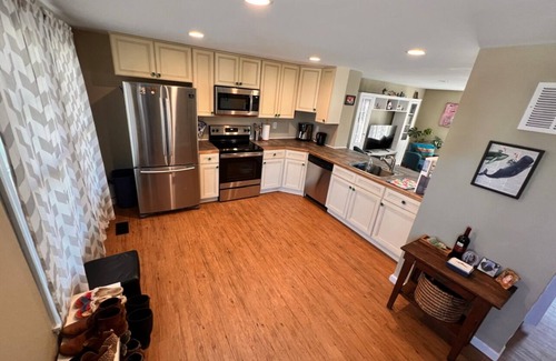 Southend Condo | Discount! Last Chance for Summer 🏖 Vacay! Dog Ok Sun-Sun Only Large Yard & Deck