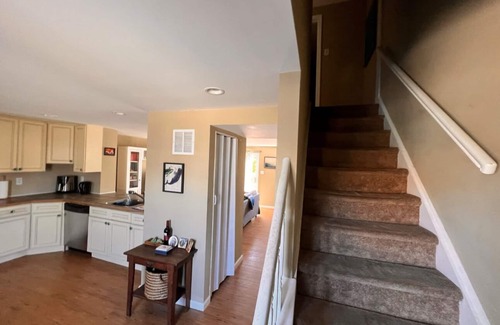 Southend Condo | Discount! Last Chance for Summer 🏖 Vacay! Dog Ok Sun-Sun Only Large Yard & Deck