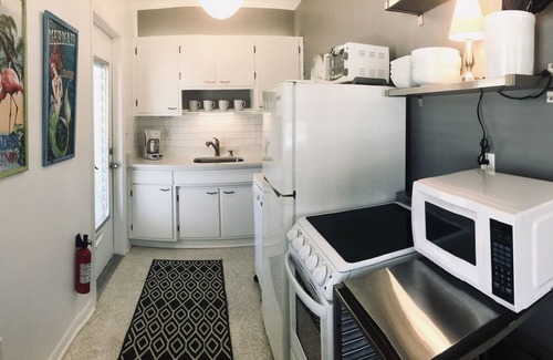 North Port House | DISCOUNTED 2 Bdrm Bungalow w/Pool. Beach, Springs, Fenced Yard, Dogs, No Cats.