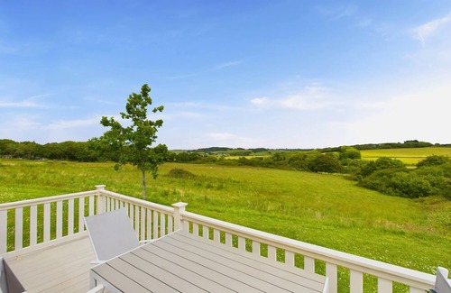 Cowes House | DISCOUNTED FERRIES with Medina Rise Lodge