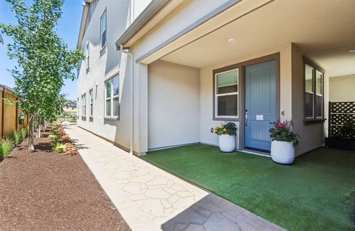 Nut Tree House | Discover a peaceful retreat tucked between Vacaville and Fairfield, California.
