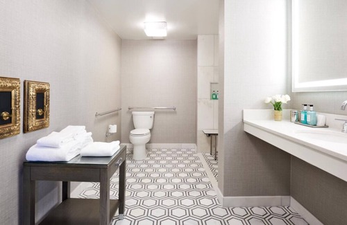 Norma Triangle Hotel | Discover an Elegant Lifestyle in LA! Pool, Pet-friendly, Near Hollywood Museum!