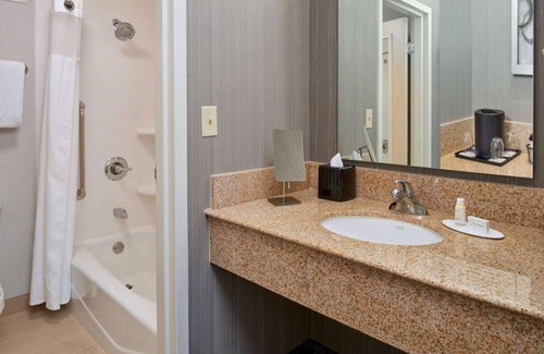 Indianapolis Resort | Discover Arts & Culture in a Vibrant Setting! Enjoy Indoor Pool! Pets Allowed!