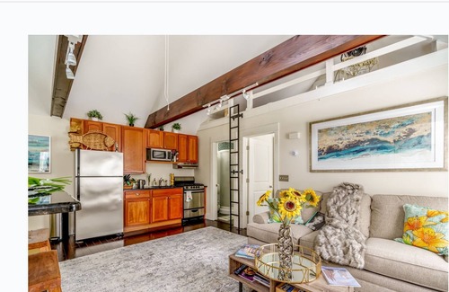 Bellevue Avenue Historic District House | Discover Bellevue Ave charm, steps away from Newport Mansions