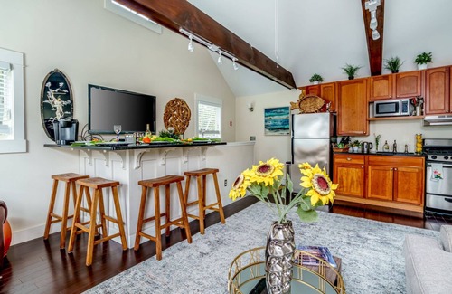 Bellevue Avenue Historic District House | Discover Bellevue Ave charm, steps away from Newport Mansions