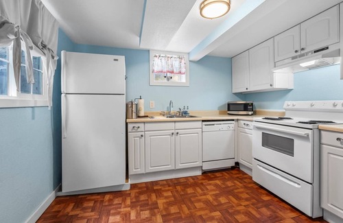 North End Apartment | Discover Boise's Vibrant NorthEnd with your Dog from Cozy Historic Unit Only 2 Blocks to Hyde Park