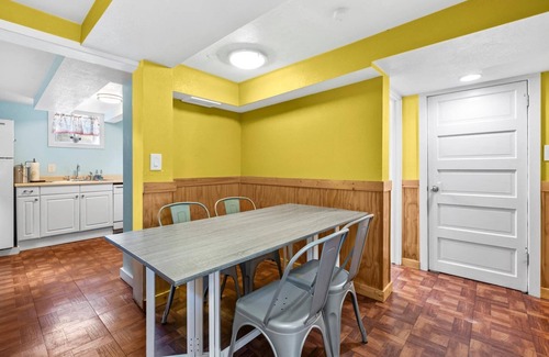 North End Apartment | Discover Boise's Vibrant NorthEnd with your Dog from Cozy Historic Unit Only 2 Blocks to Hyde Park