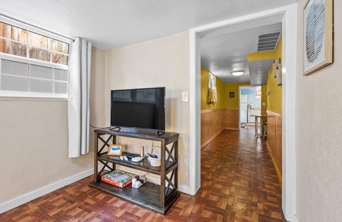 North End Apartment | Discover Boise's Vibrant NorthEnd with your Dog from Cozy Historic Unit Only 2 Blocks to Hyde Park