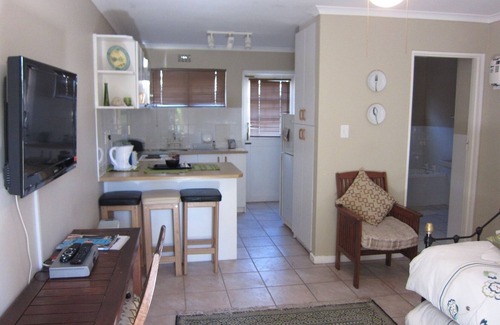 Parow North Apartment | Discover Cape Town - a Home from home