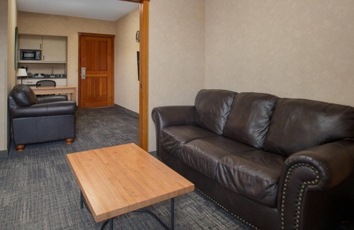 Vancouver Hotel | Discover Comfort at This Lodge w/Gorgeous Lobby & Friendly Staff, Heated Pool