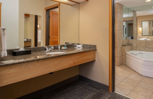 Vancouver Hotel | Discover Comfort at This Lodge w/Gorgeous Lobby & Friendly Staff, Heated Pool