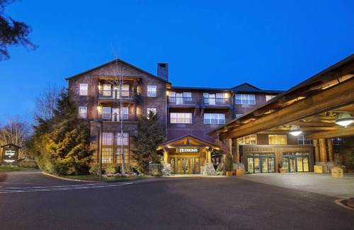 Vancouver Hotel | Discover Comfort at This Lodge w/Gorgeous Lobby & Friendly Staff, Heated Pool