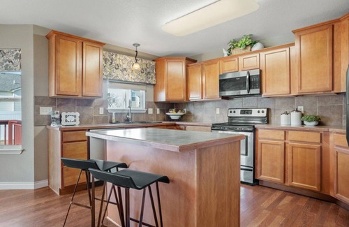 Rapid City House | Discover history close by! Spacious 5-bedroom home, easy access to Mt Rushmore
