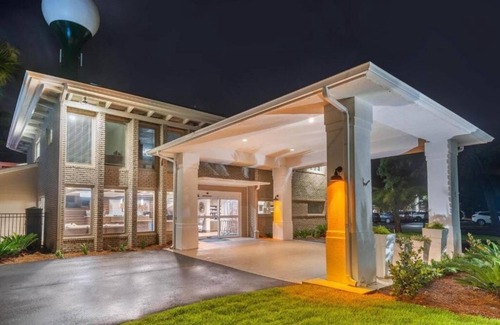 Jekyll Island House | Discover Jekyll Island from a Charming Retreat | Pool, Free Breakfast & Parking