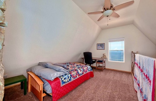 Salamatof Cabin | Discover Kenai: Waterfront Lodge (Sleeps 10)